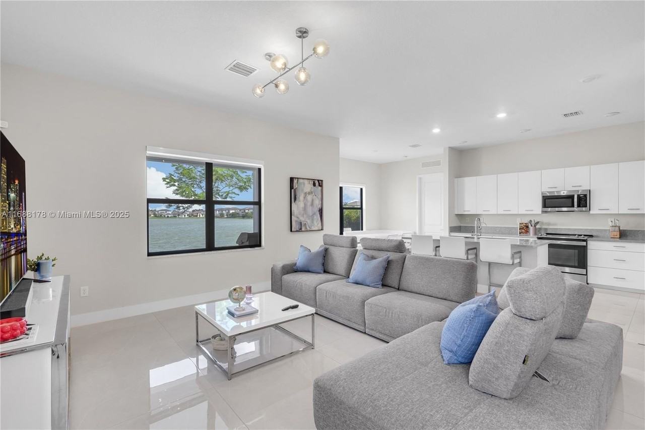 17571 Southwest 46th Street - Photo 7 of 50