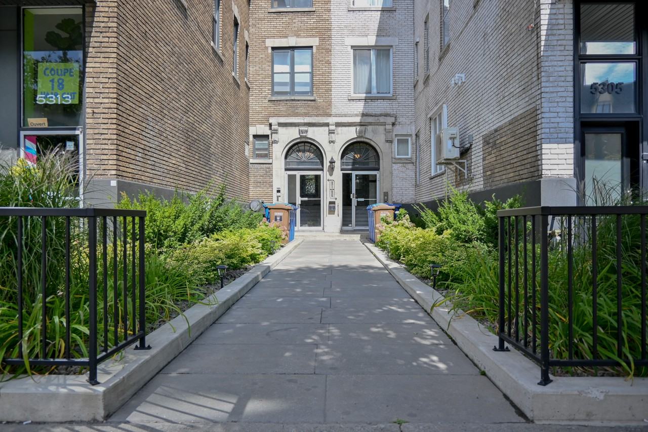 5311 Avenue du Parc #5 - Photo 2 of 12