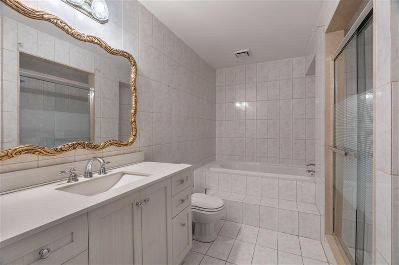 2973 Bloor St W - Photo 3 of 13