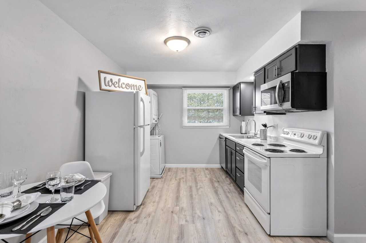 826 W Browning St #1296527P - Photo 3 of 15