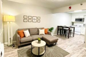 featured image of 915 W Whittier Dr