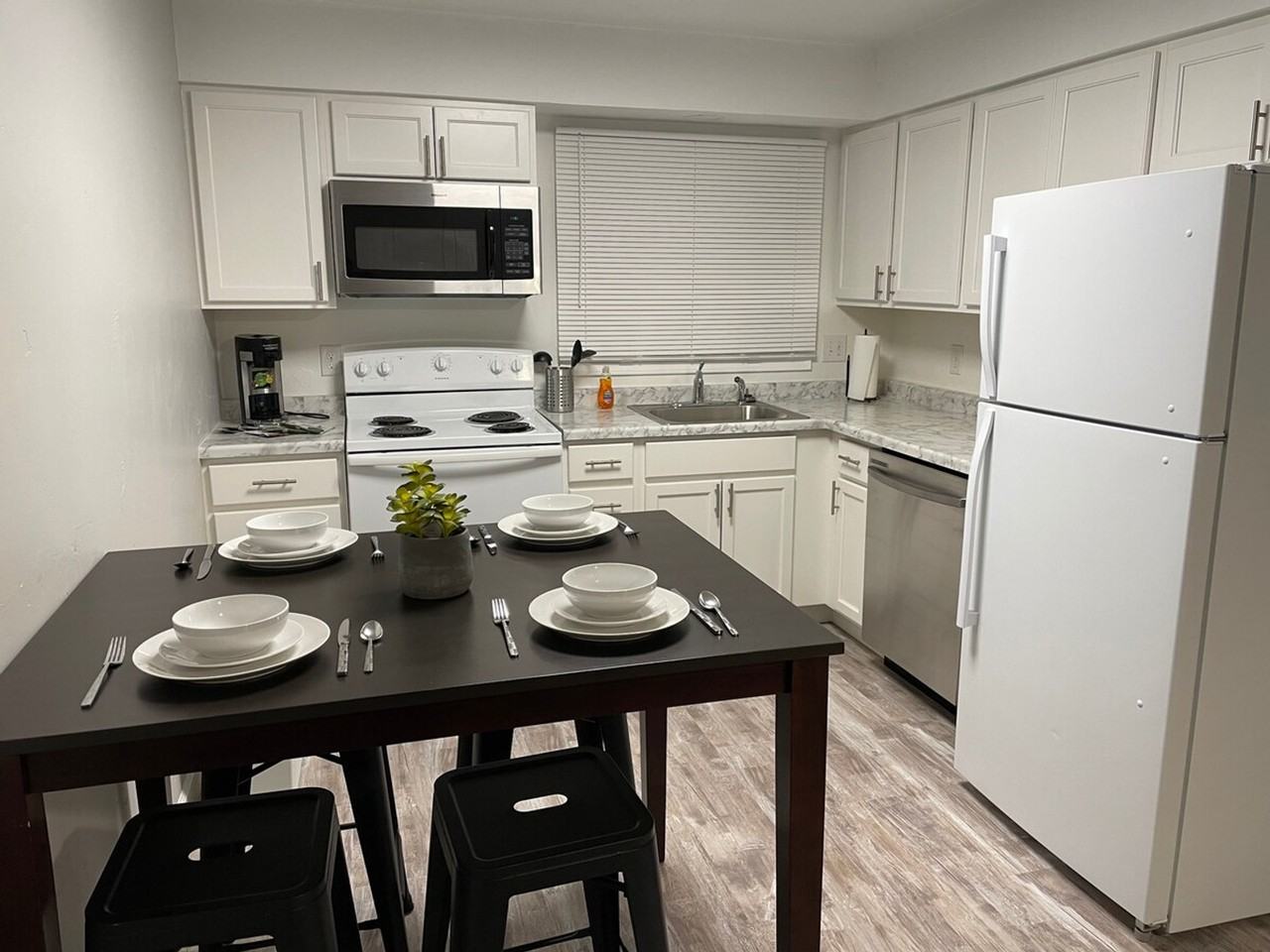 915 W Whittier Dr #1296520P - Photo 4 of 16