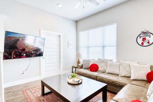 featured image of 909 W Eagle St