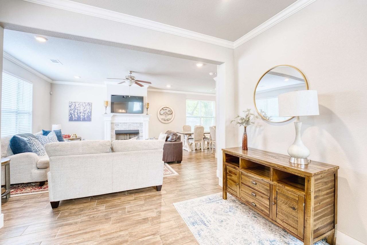 909 W Eagle St #1297036P - Photo 3 of 43