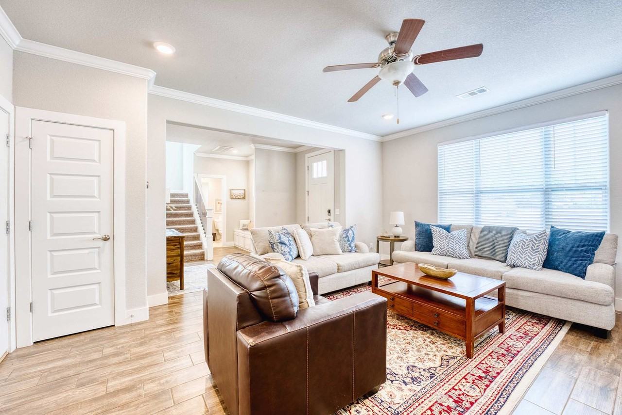 909 W Eagle St #1297036P - Photo 4 of 43