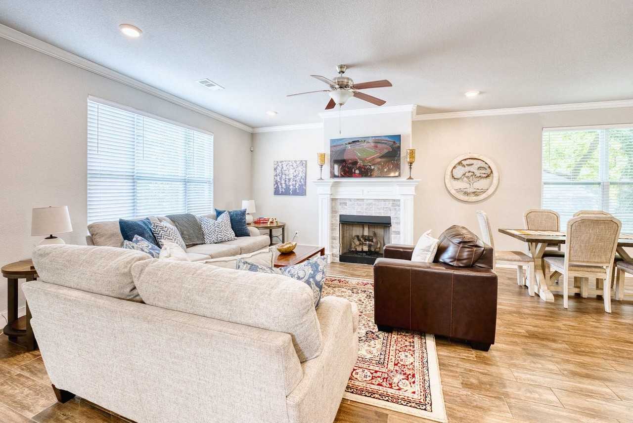 909 W Eagle St #1297036P - Photo 5 of 43