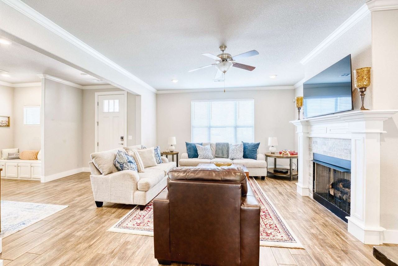 909 W Eagle St #1297036P - Photo 6 of 43