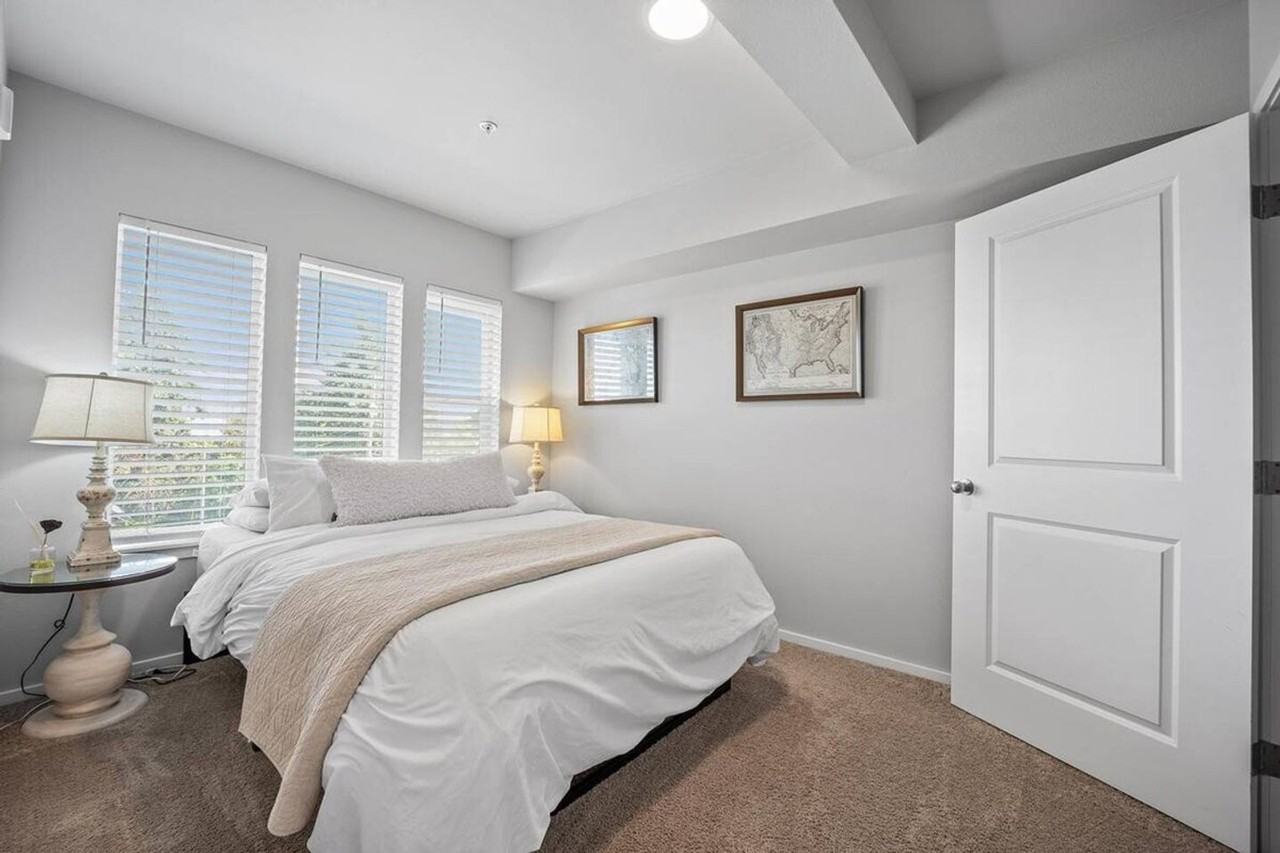 624 East 32nd Street - Photo 3 of 29