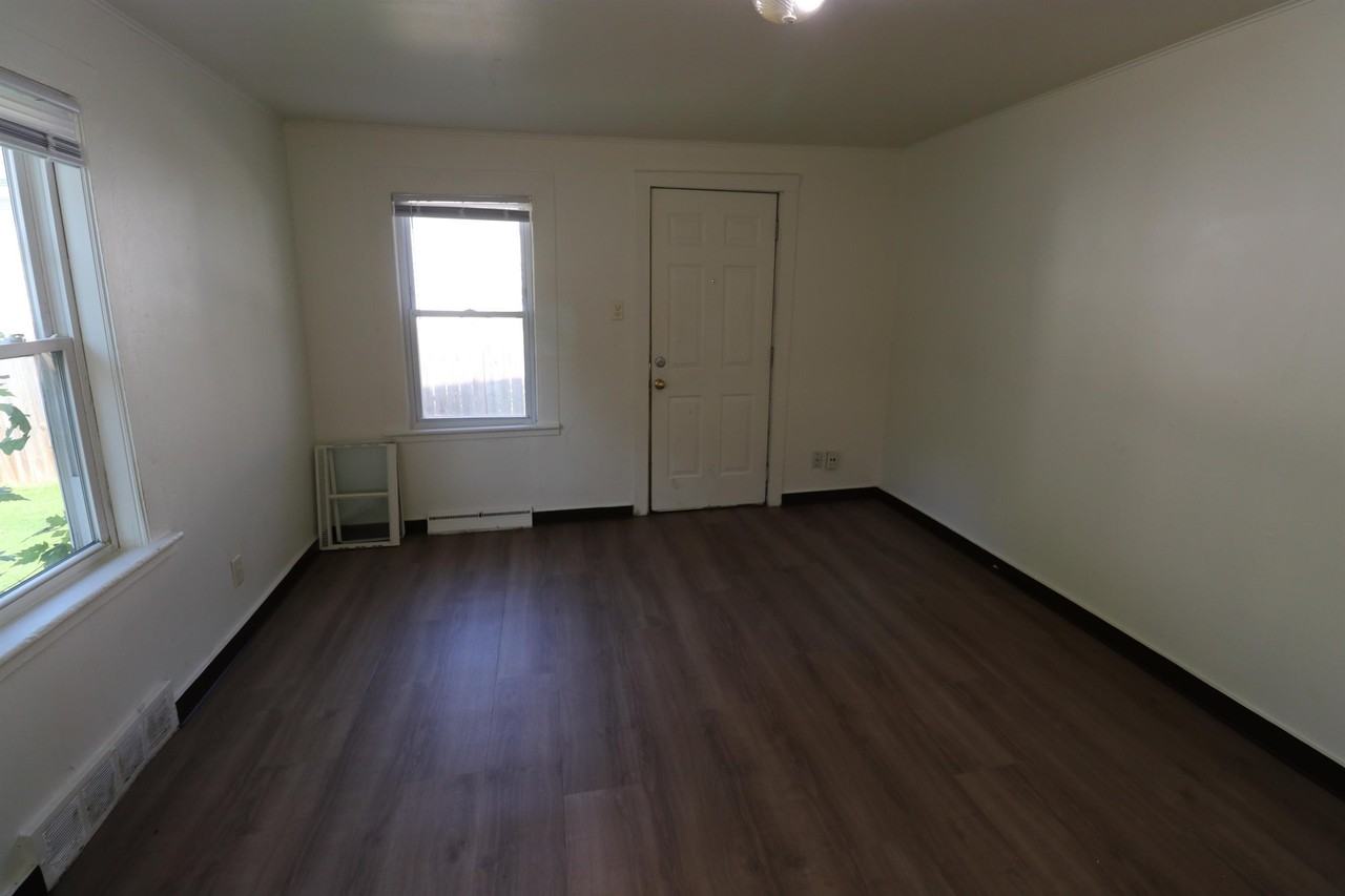 1323 Doty St #B - Photo 4 of 12