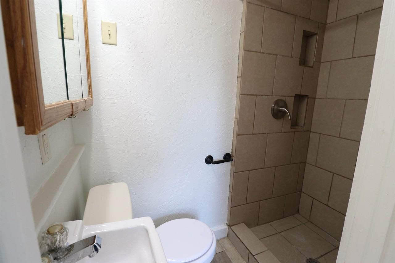 1323 Doty St #B - Photo 6 of 12