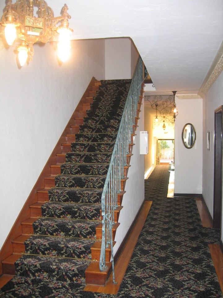 414 N Sycamore Ave - Photo 4 of 10