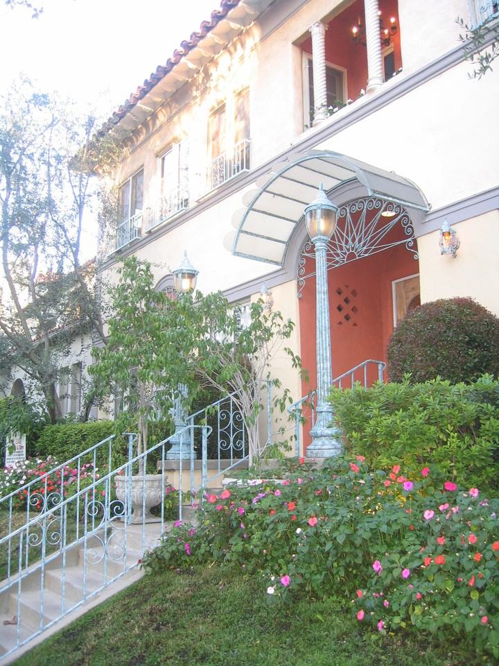 414 N Sycamore Ave - Photo 2 of 10