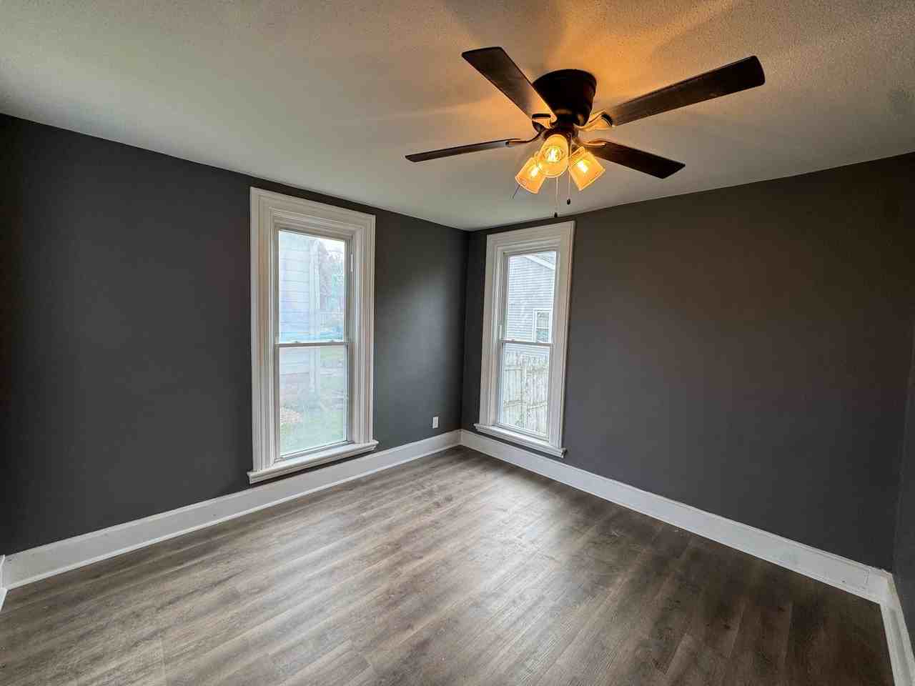 411 N Aldrich St - Photo 3 of 11