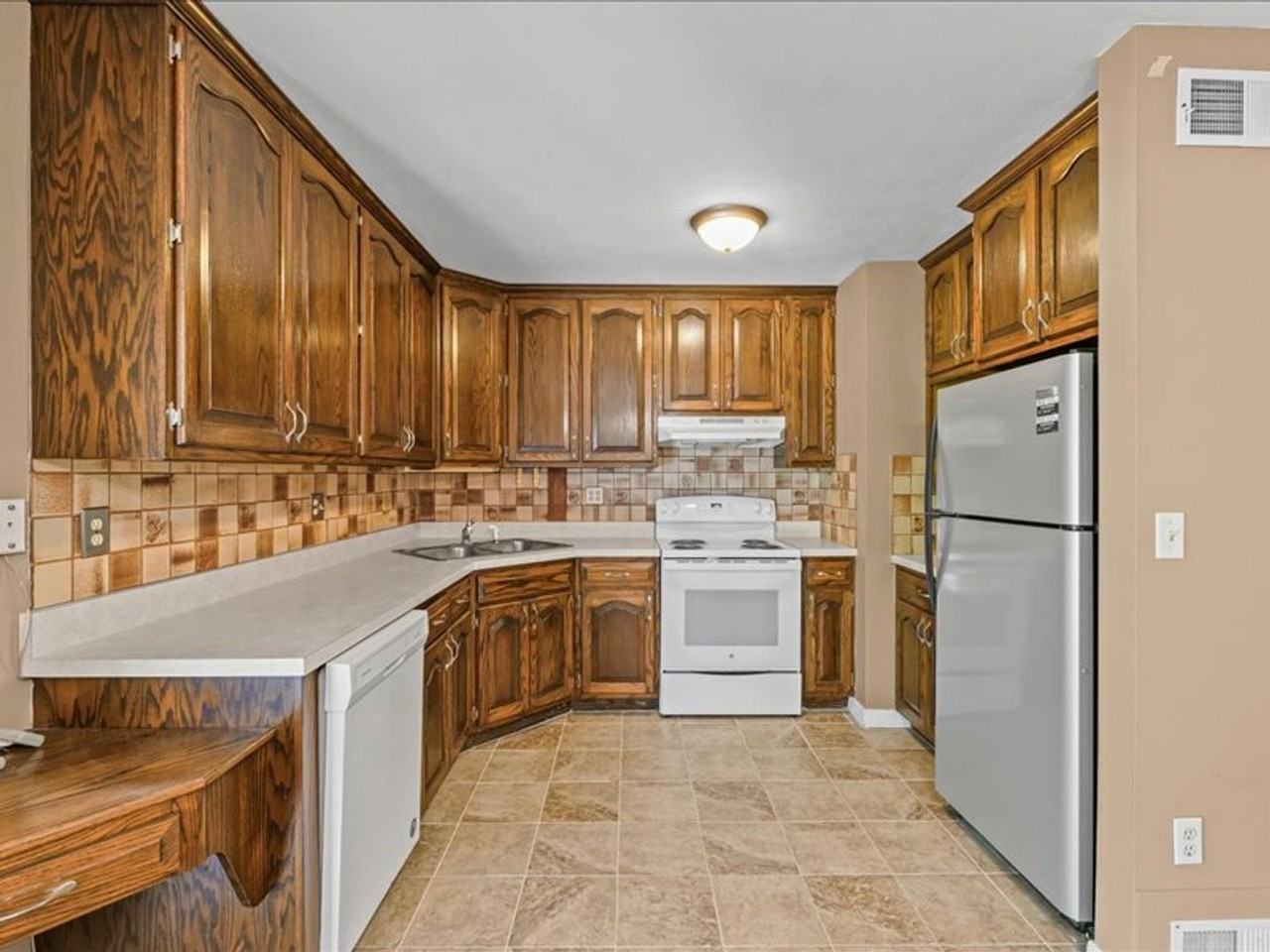 1230 Searle Dr - Photo 2 of 28