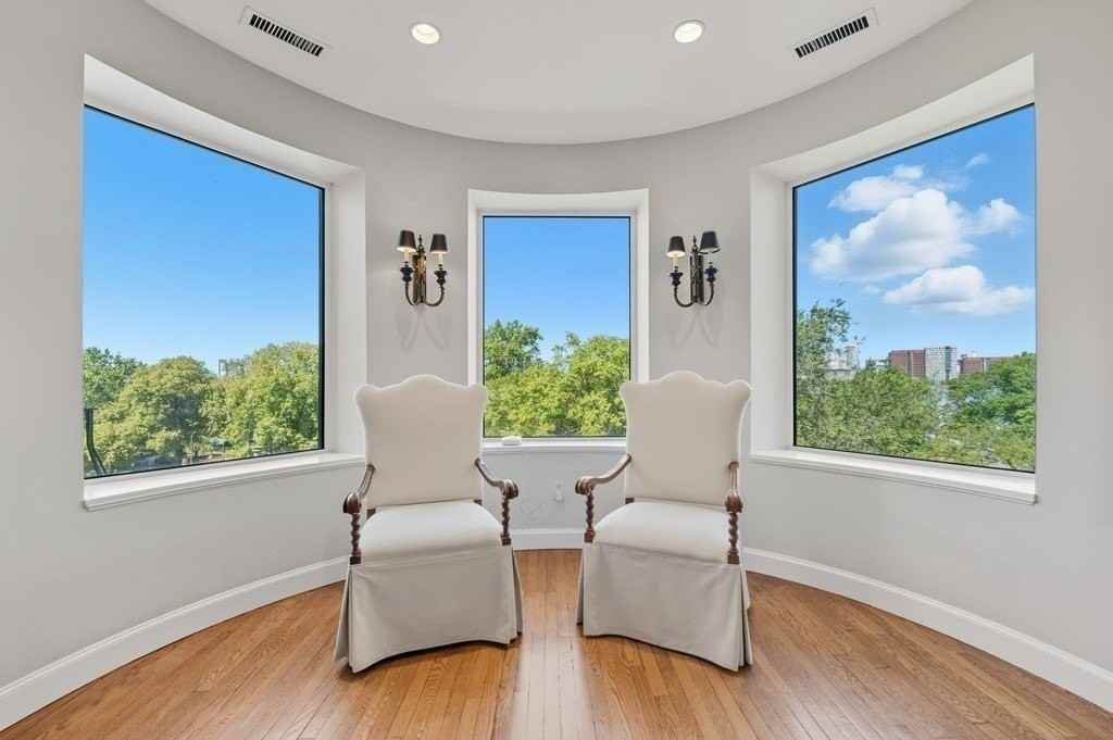 412 Beacon 6 - Photo 3 of 16