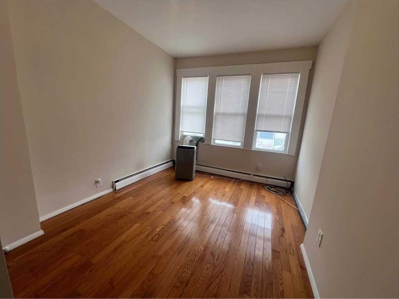 1413 43rd St - Photo 4 of 10