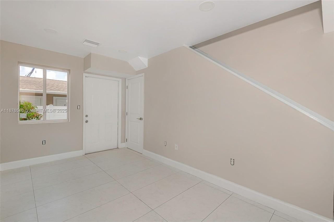 811 Nw 3rd Ave #1 - Photo 4 of 25