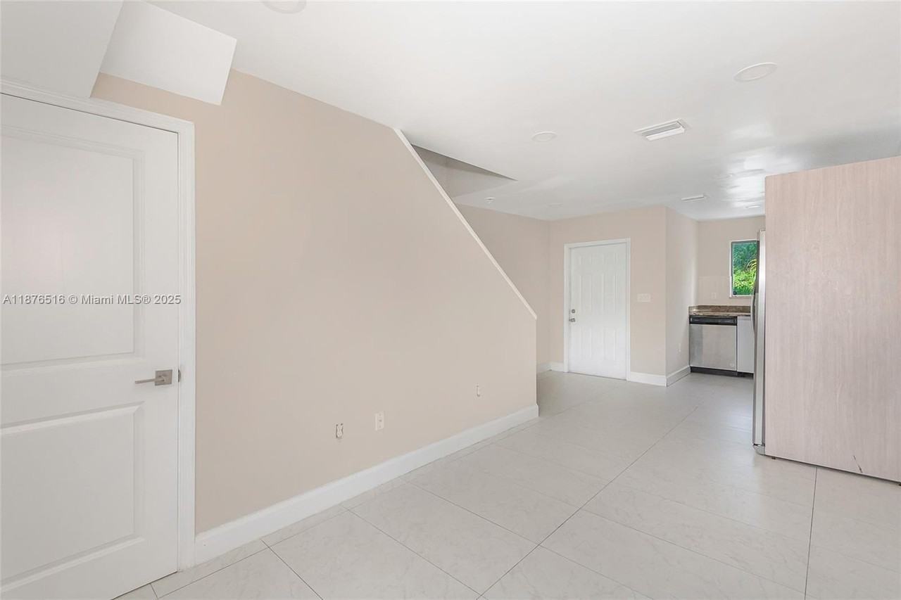 811 Nw 3rd Ave #1 - Photo 5 of 25