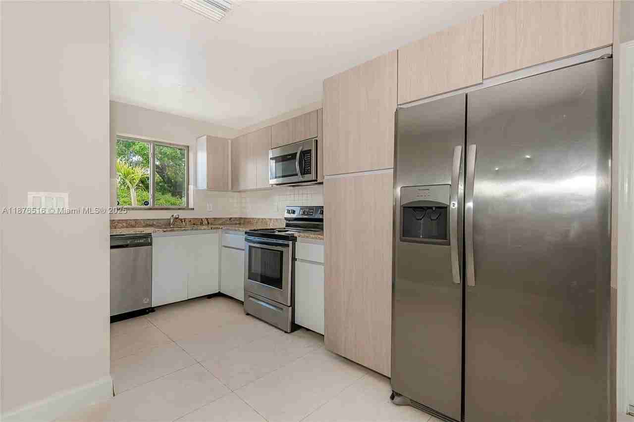 811 Nw 3rd Ave #1 - Photo 7 of 25