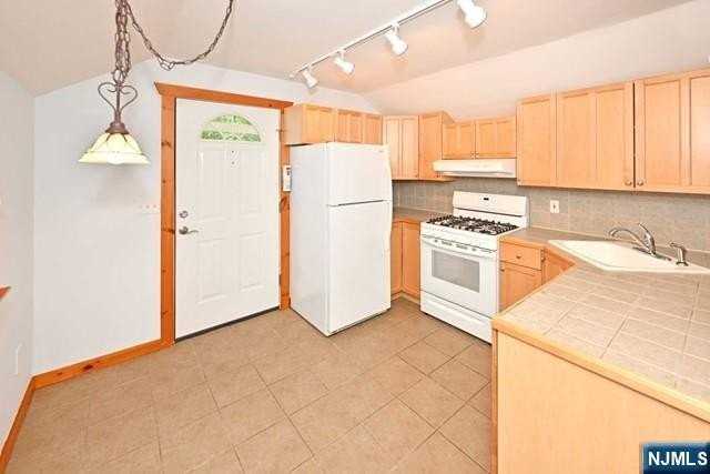 211 Godwin Ave - Photo 5 of 21