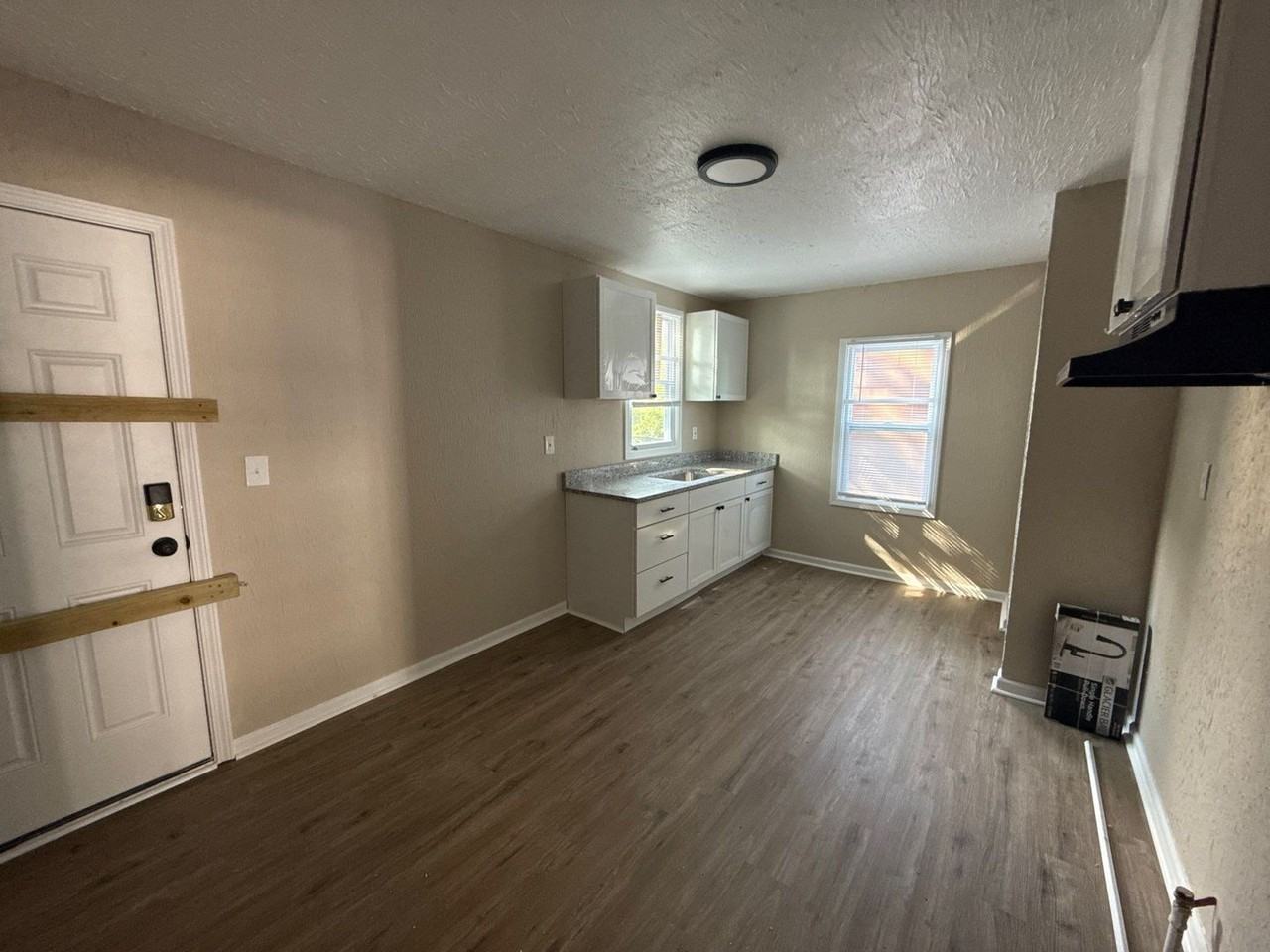 16255 Lilac St - Photo 3 of 7