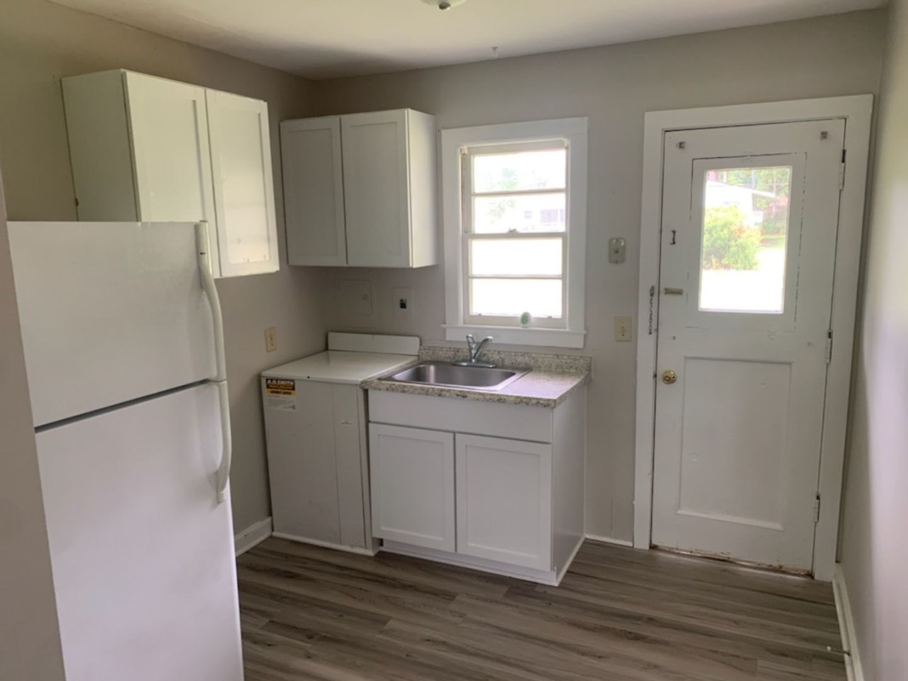 825 Olmstead Dr - Photo 3 of 9