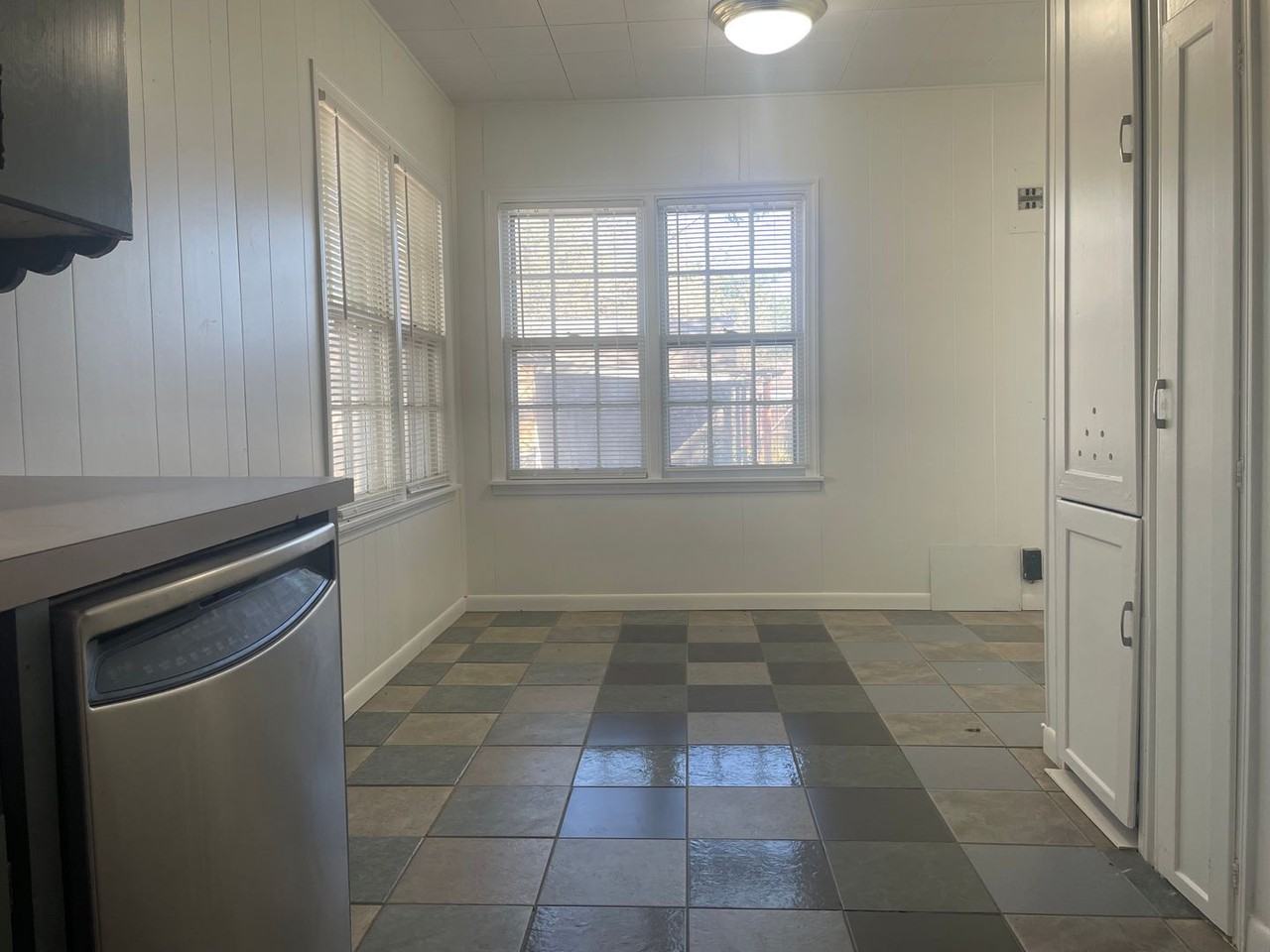 2312 32nd St - Photo 2 of 7