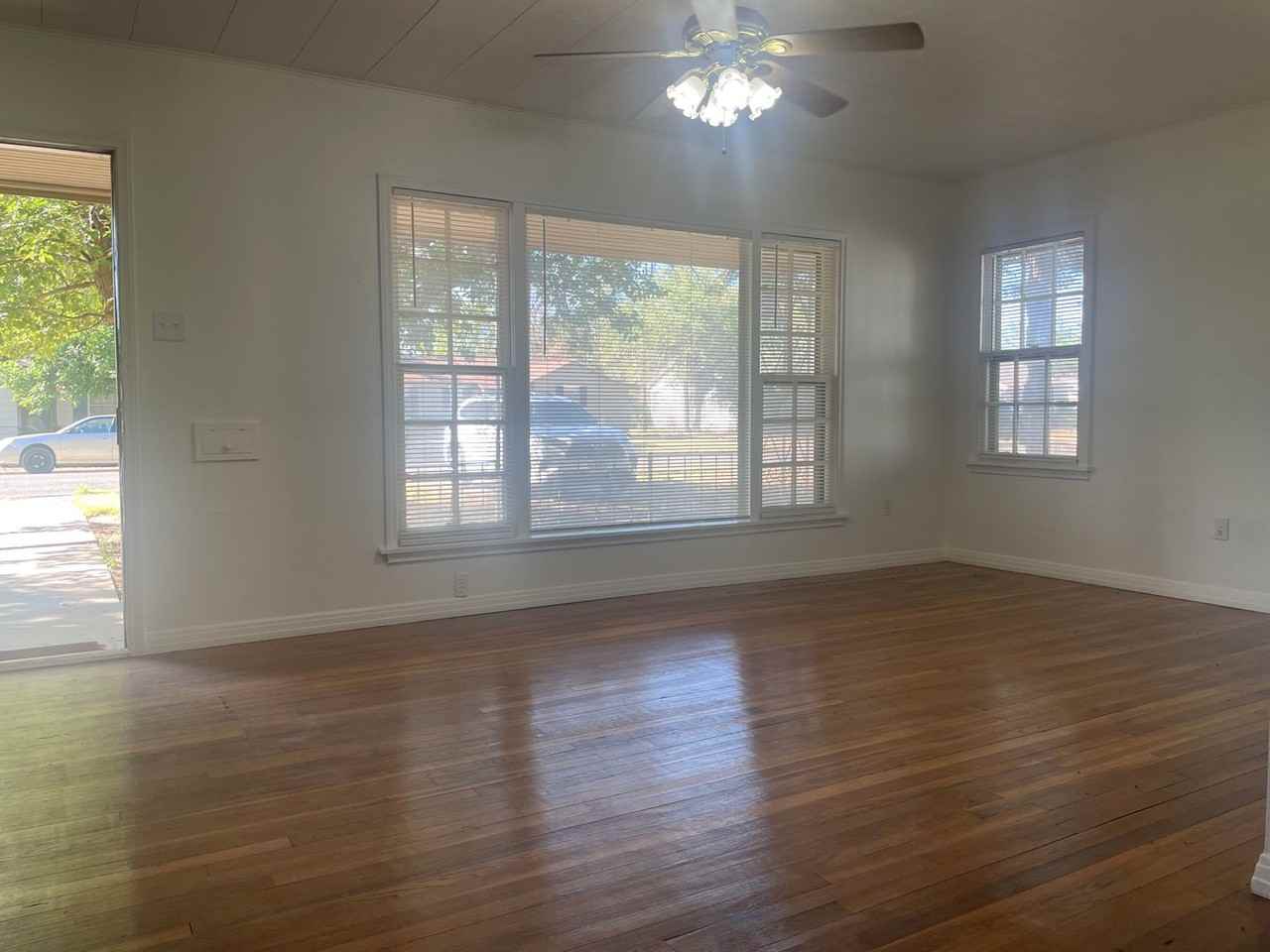 2312 32nd St - Photo 3 of 7