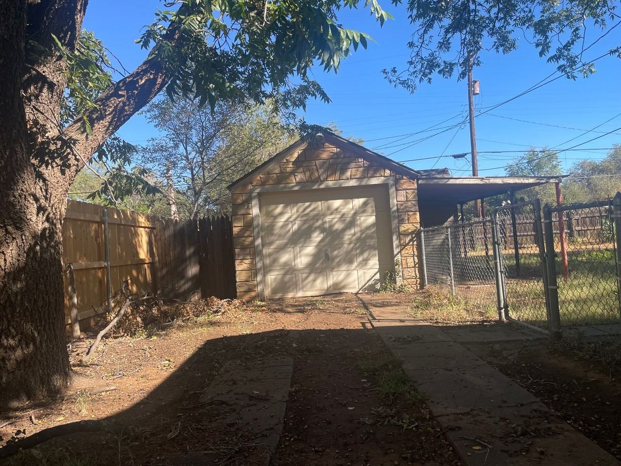 2312 32nd St - Photo 4 of 7