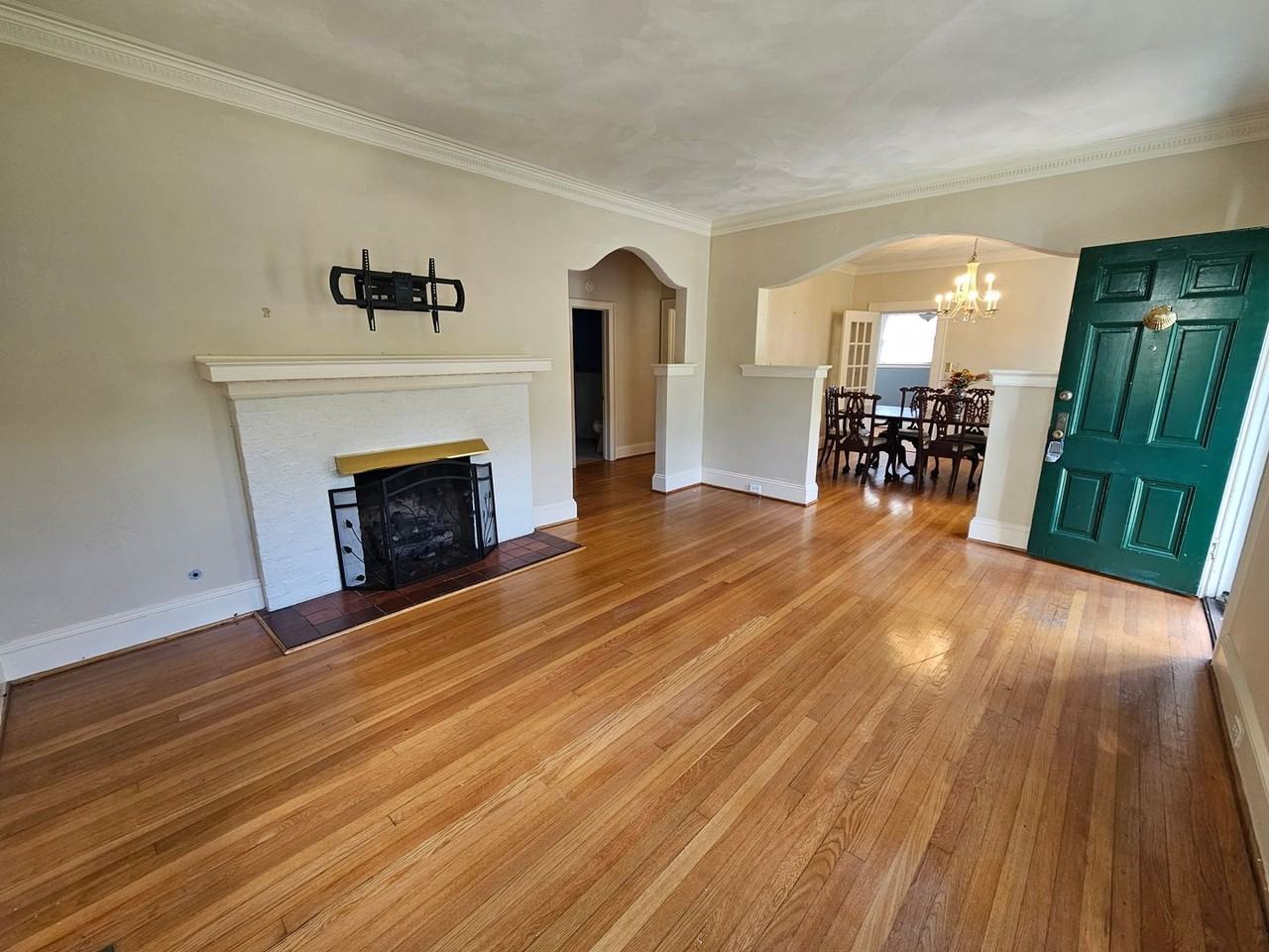 936 Larchmont Cres - Photo 2 of 30