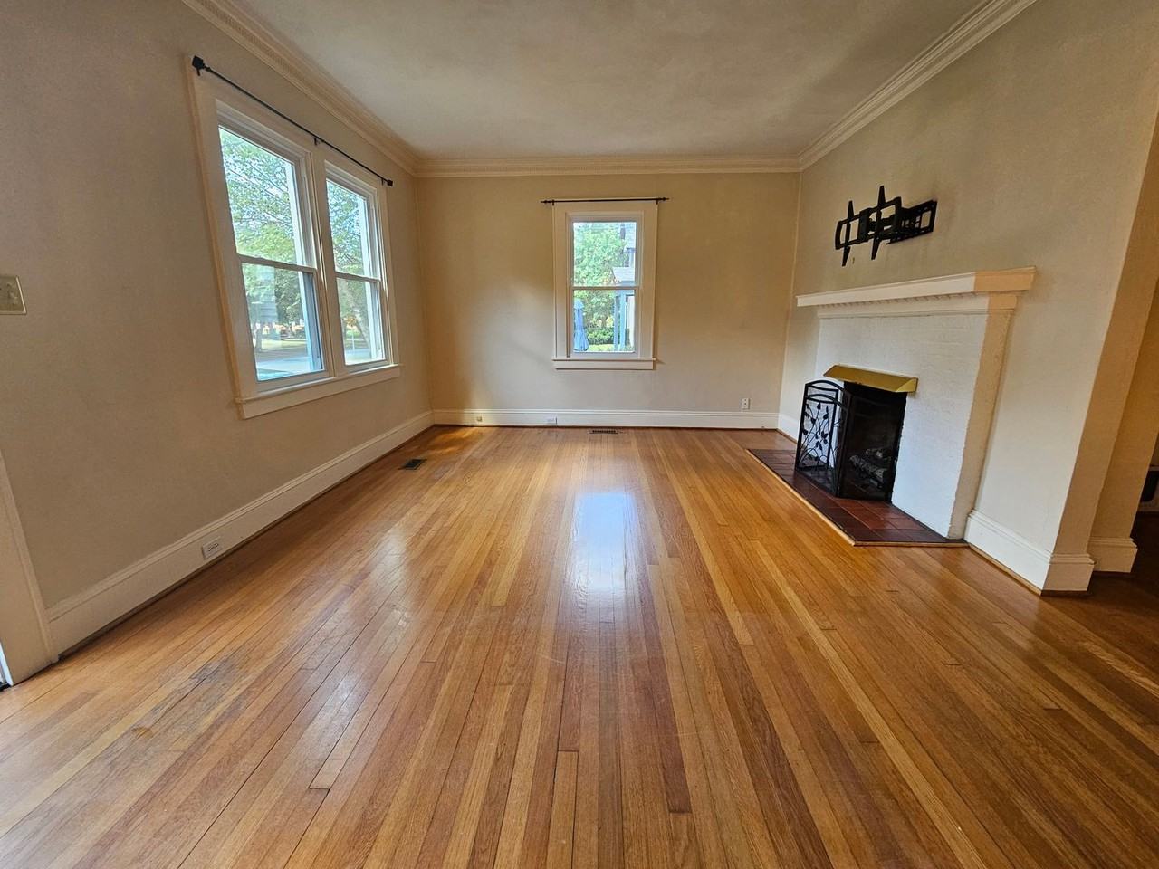 936 Larchmont Cres - Photo 3 of 30