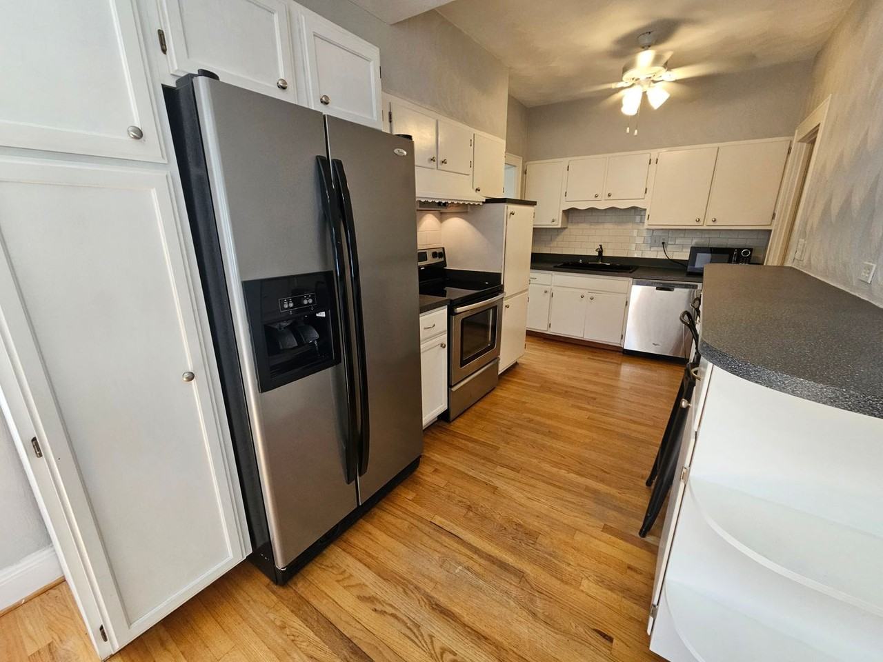 936 Larchmont Cres - Photo 4 of 30