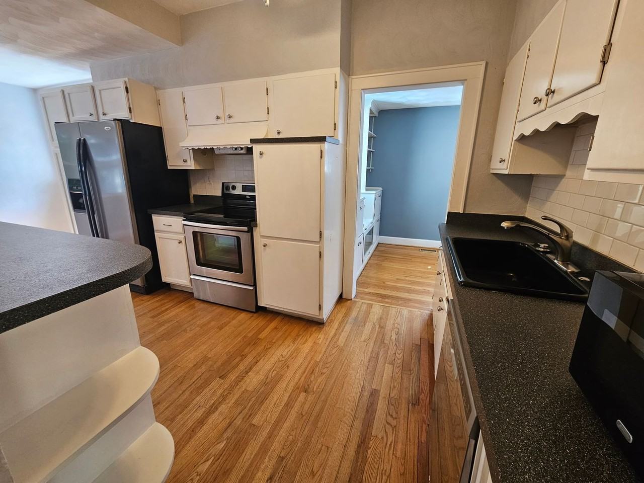 936 Larchmont Cres - Photo 6 of 30