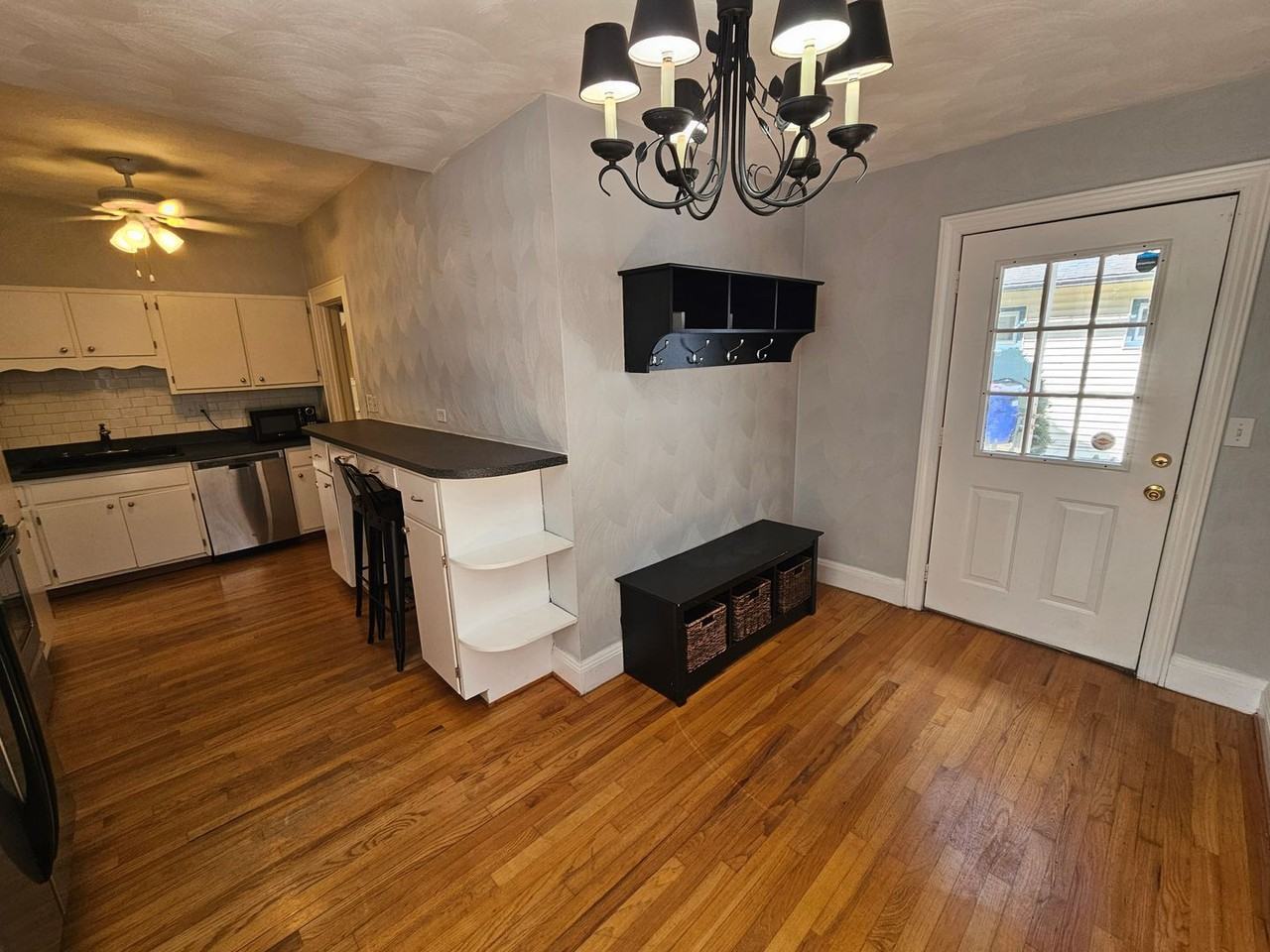 936 Larchmont Cres - Photo 7 of 30