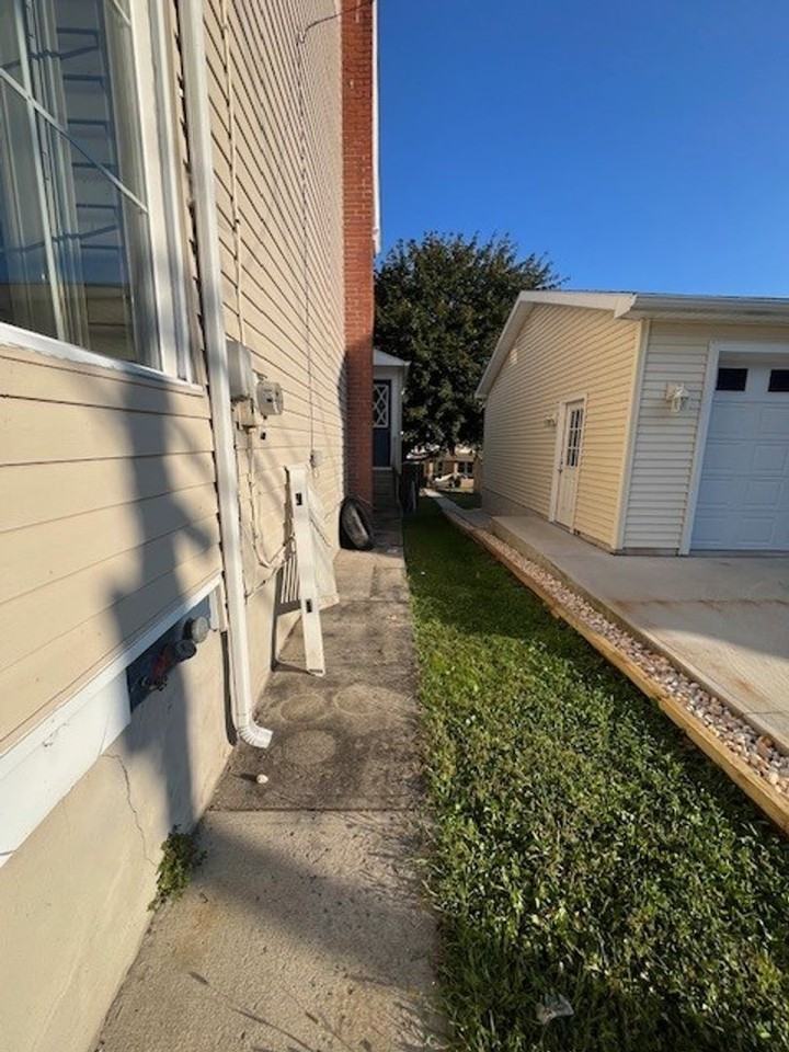 236 W Railroad St - Photo 2 of 18