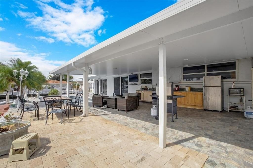 1311 Ne 27th Way - Photo 3 of 50