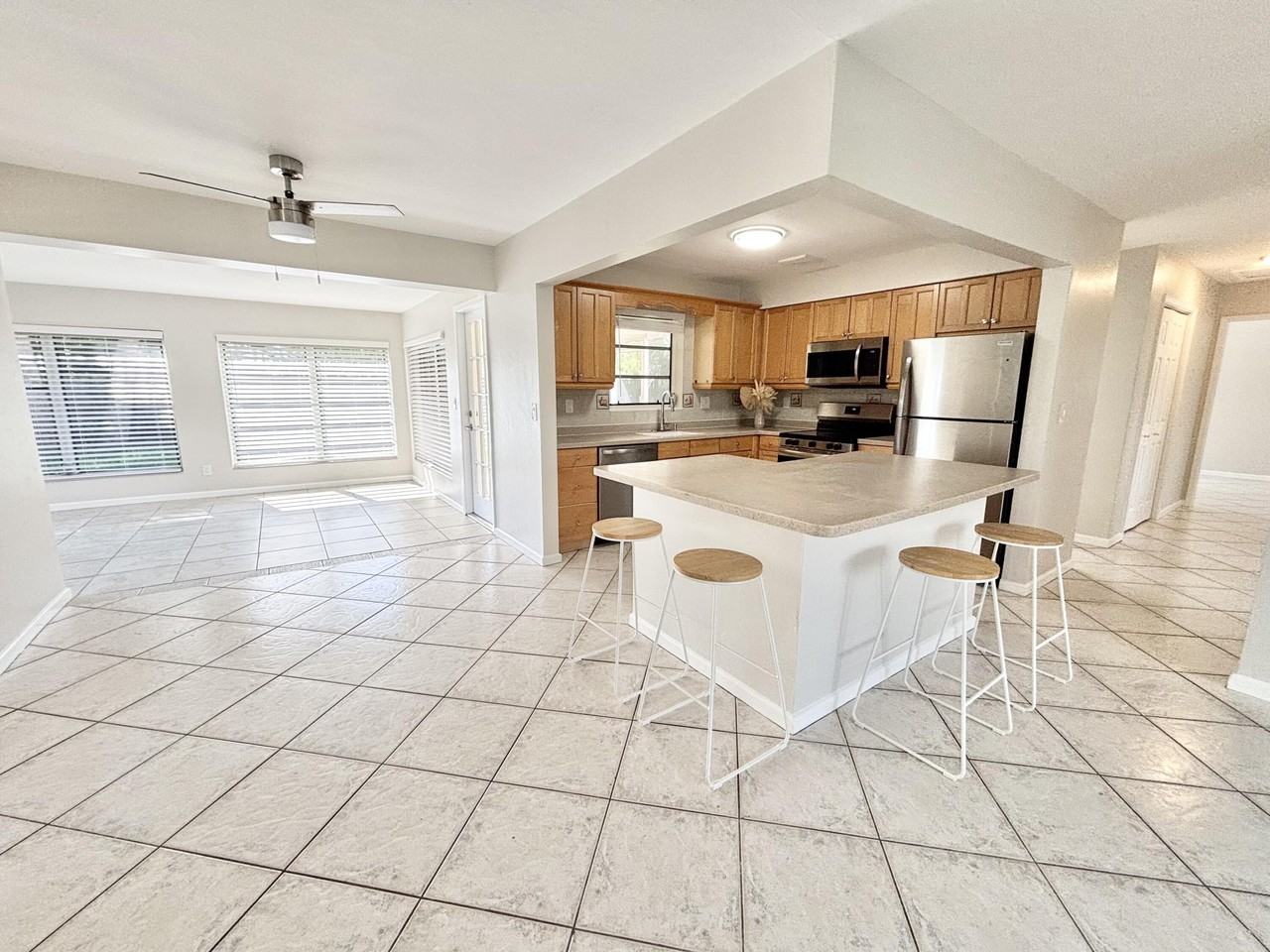 2370 Ne 4th Ave - Photo 6 of 26