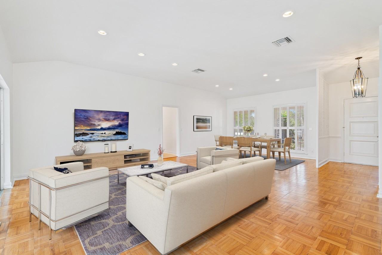 210 Russlyn Dr - Photo 4 of 20