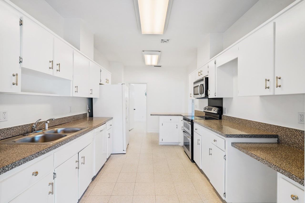 210 Russlyn Dr - Photo 7 of 20