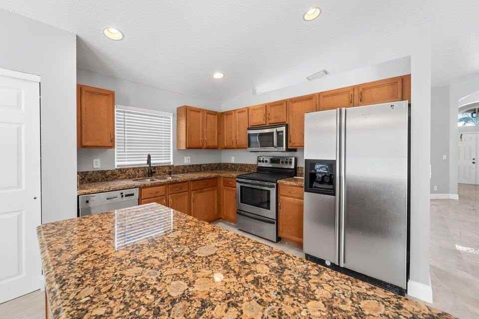 15079 Corby Ct - Photo 4 of 27