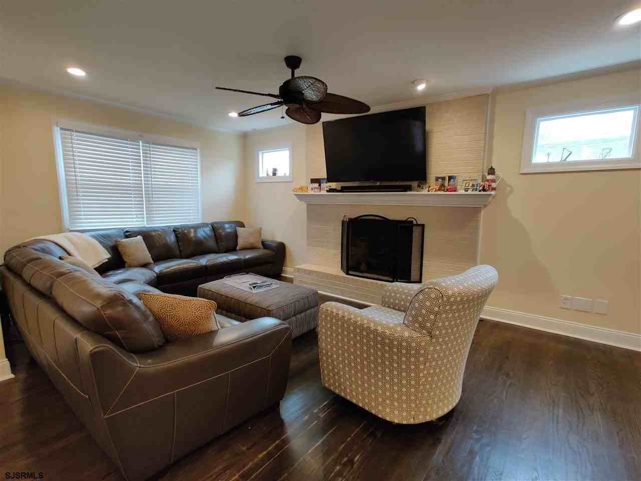 5806 Ventnor Ave - Photo 4 of 25