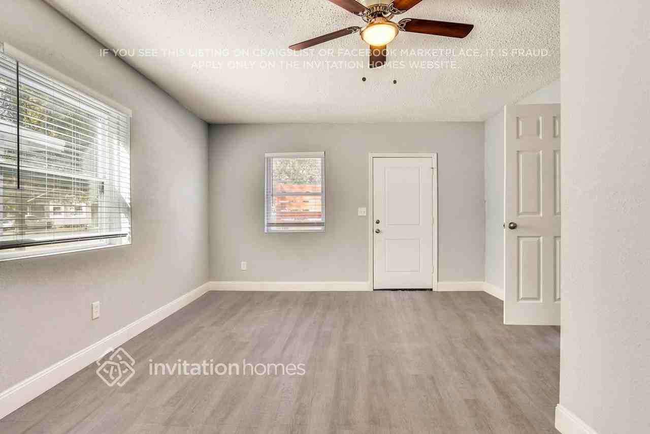 1324 37th St - Photo 4 of 19