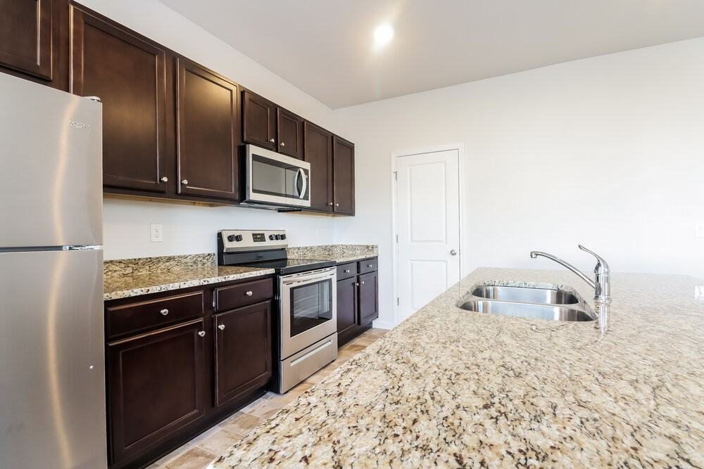 136 Hamilton Pointe Dr - Photo 7 of 17