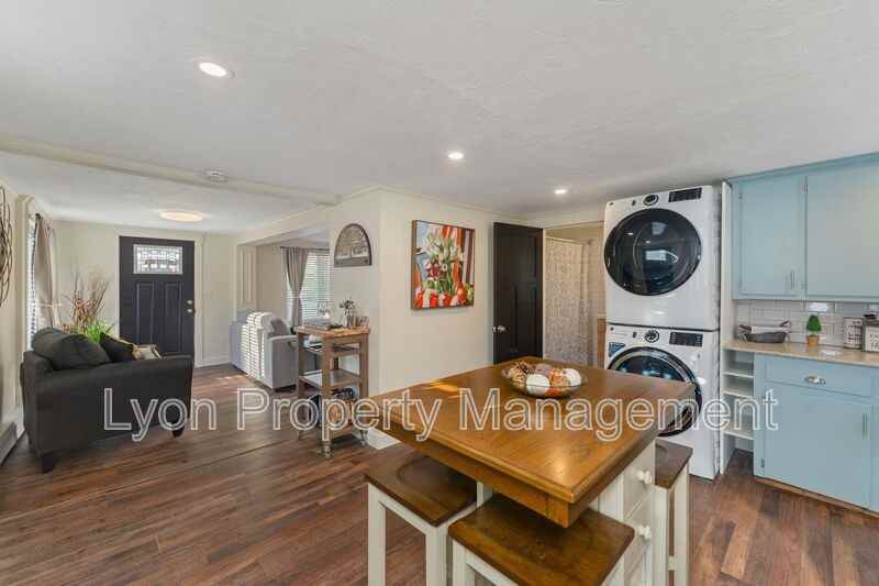231 Woodstock Ave #1 - Photo 3 of 10