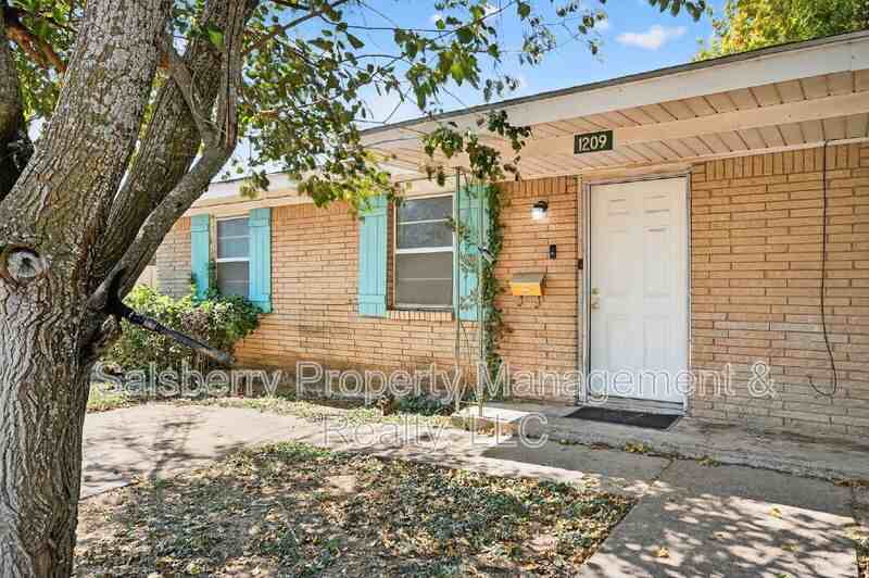 1209 Nw 3rd Ave - Photo 3 of 16