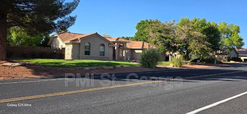 1569 Tamarisk Dr - Photo 3 of 28