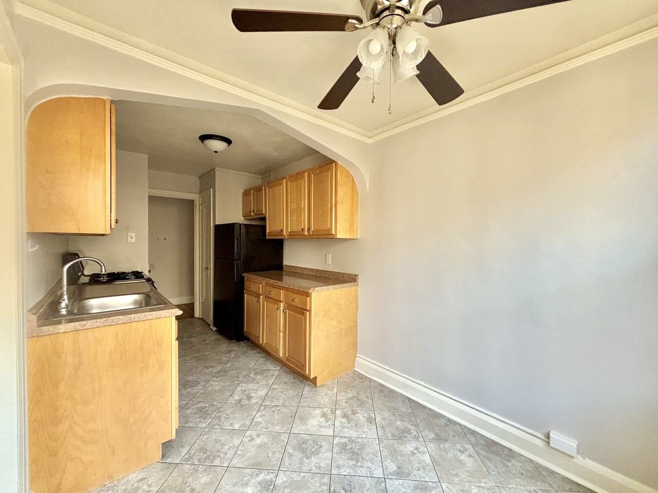 BROADWAY -- 195 - Photo 7 of 11