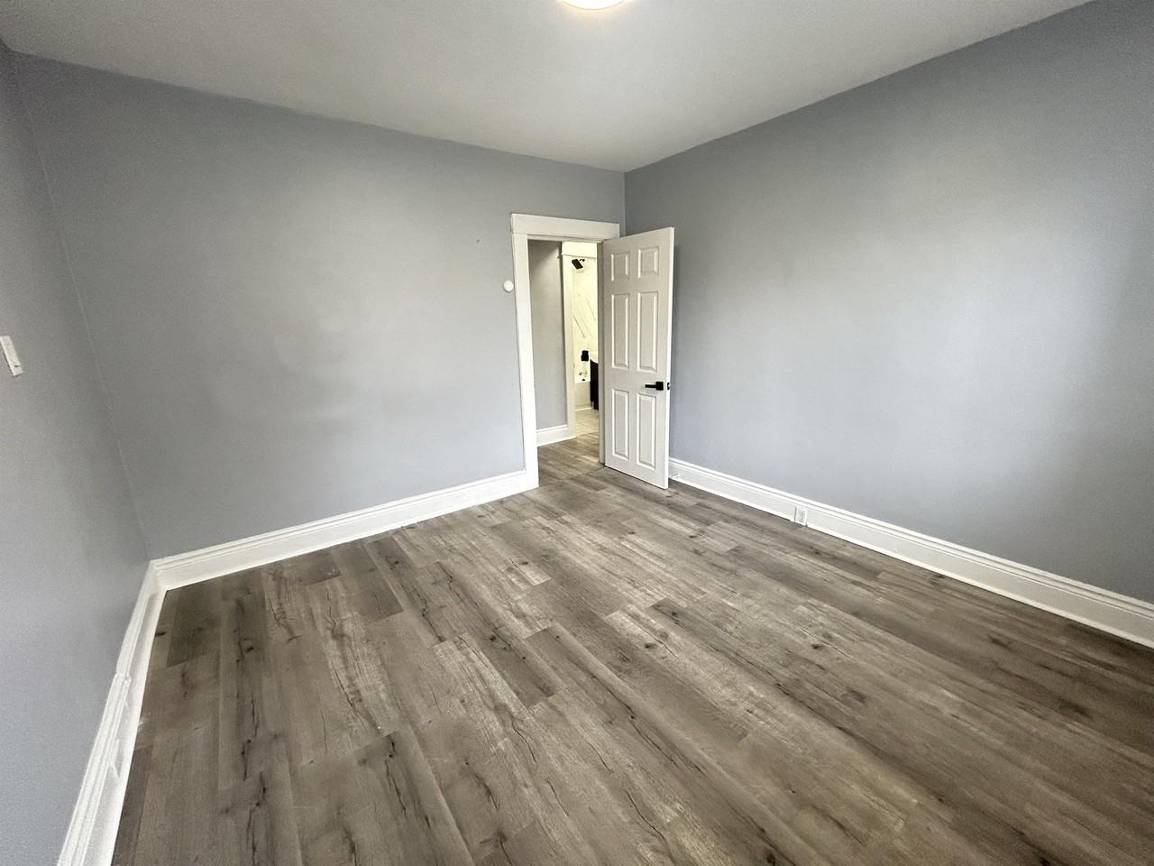 831 Main Street East/128 Carrick Ave L8M 1L6 - Photo 7 of 43