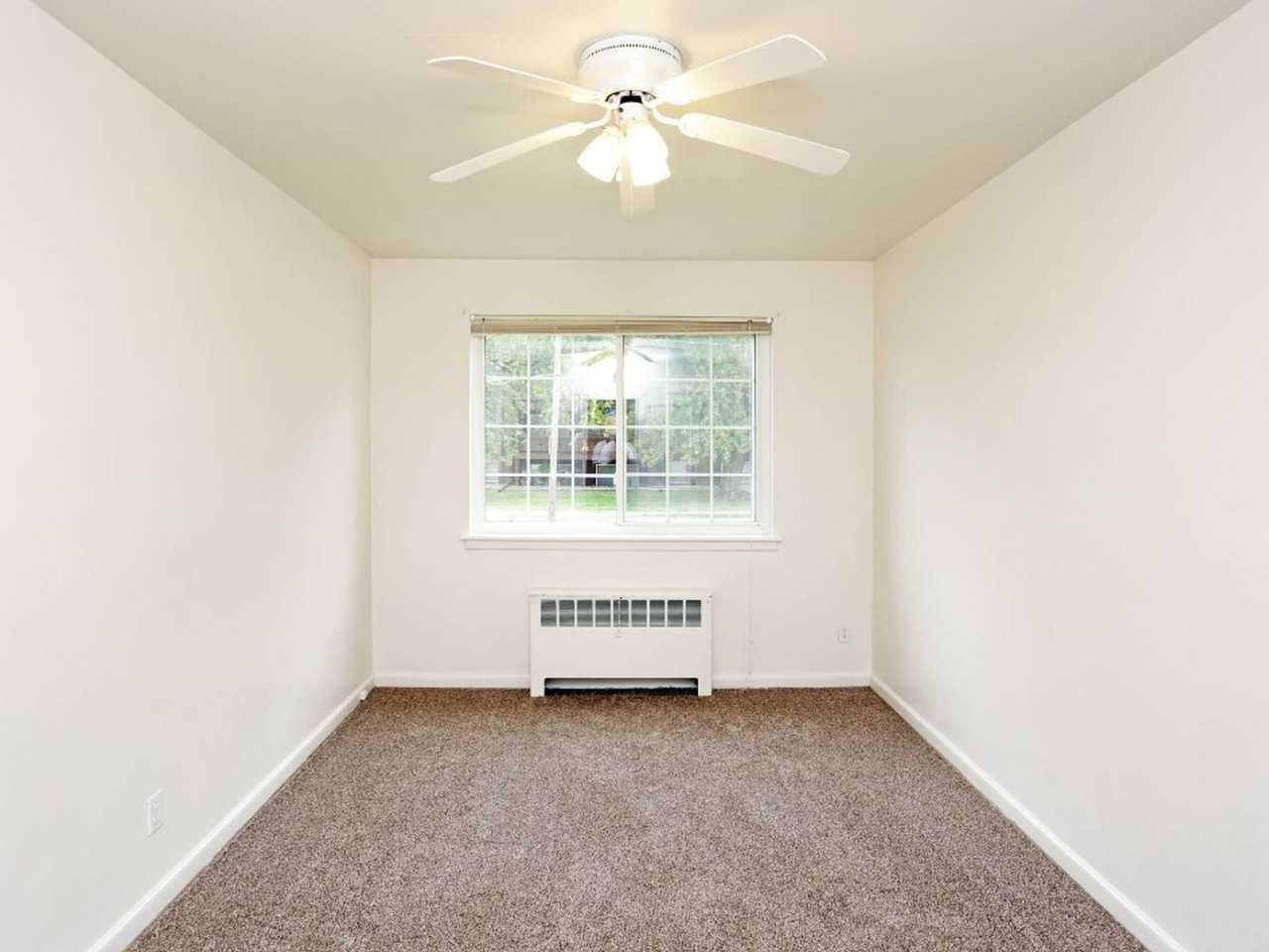 Franklin Court Apartments - Photo 6 of 7