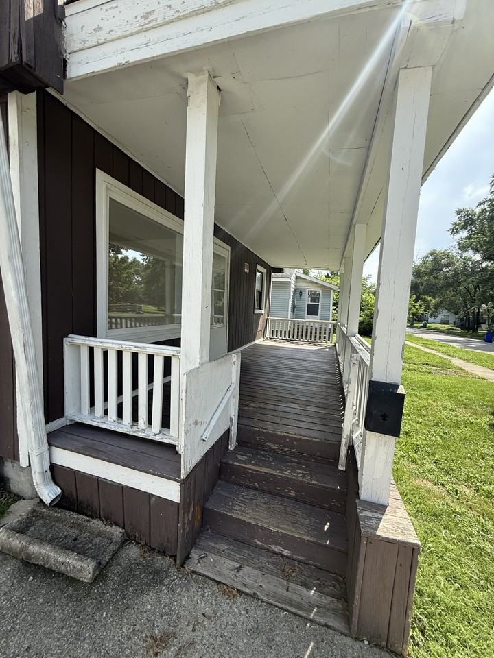 1604 E Hickory St - Photo 2 of 19